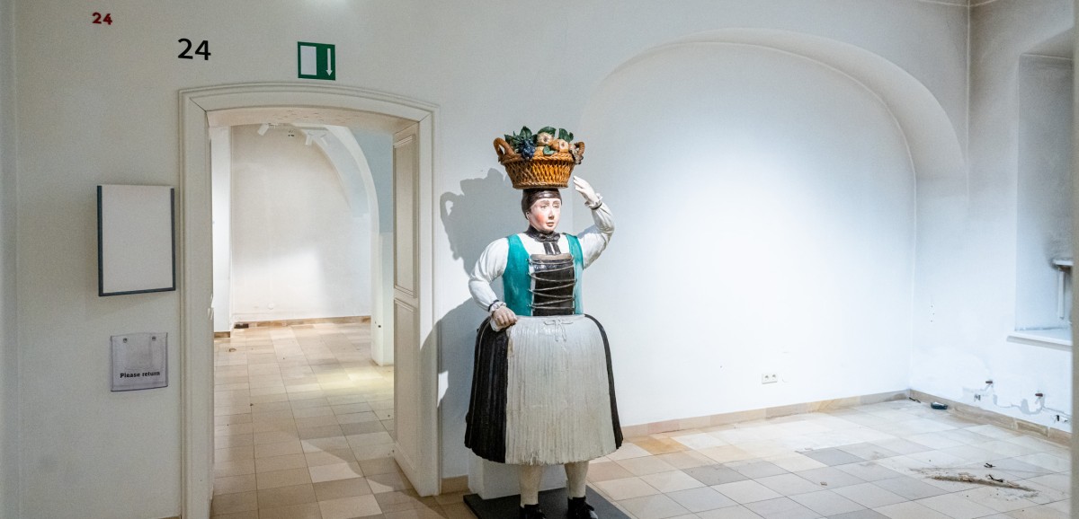: Ofenbäuerin "Annamirl" alleine in den Räumen der ehemaligen Schausammlung. Foto: Kollektiv Fischka / Kramar © Volkskundemuseum Wien