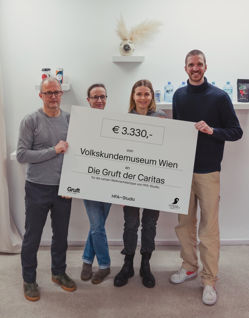 : Lamarr-Weihnachtskrippe von HFA–Studio kommt ins Volkskundemuseum Wien. (v.L.n.R.) Matthias Beitl, Direktor Volkskundemuseum Wien, Magdalena Puchberger, stv. Direktorin Volkskundemuseum Wien, Johanna Amlinger, PR Volkskundemuseum Wien, Leo-Constantin Scheichenost, CEO HFA–Studio
© HFA–Studio