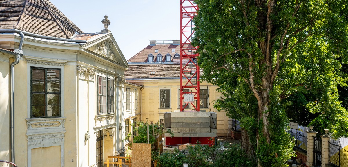 : Kran im Garten... Das Museumsgebäude bleibt während der Sanierung geschlossen. Seien Sie gespannt, in was für einer Form wir 2026 zurückkommen!