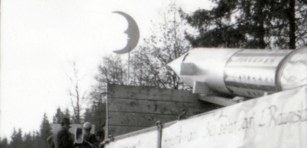 : Detail aus: Mondrakete und zugleich Kohlenhändlerreklame (Rakete mit Kohle betrieben) | Lies | Hengsberg, Steiermark | 9.2.1964