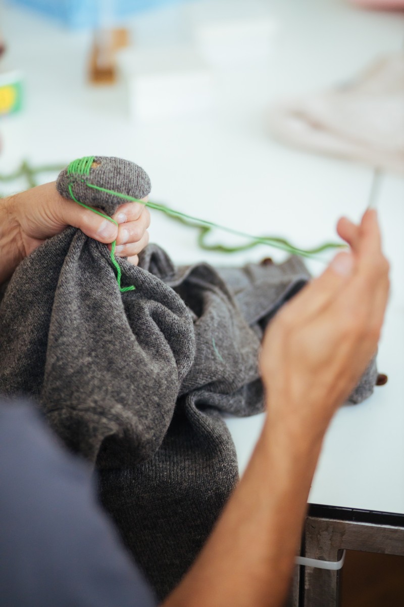 : RESI Slowfashion Visible Mending Workshop. Foto: Kollektiv Fischka / Stefanie Freynschlag © Volkskundemuseum Wien