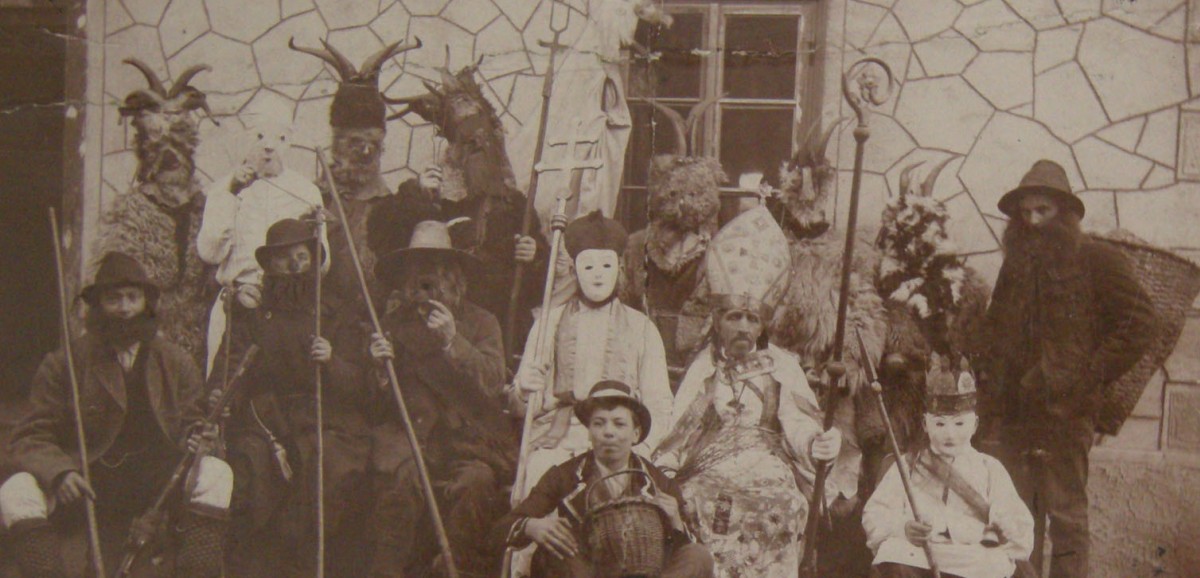 : Fotografie: Nikolausspiel im Ennstal | Liezen, Steiermark, dat. 1896 | Aus der Fotosammlung des Österreichischen Museums für Volkskunde | Foto: E. Eisler © Österreichisches Museum für Volkskunde