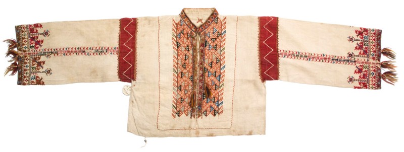 : Frauenhemd aus Privlaka in Dalmatien (Kroatien), Leinen mit Seide bestickt, Ende 19. Jahrhundert (Inv.Nr. ÖMV/36683) Foto: Christa Knott © Volkskundemuseum Wien