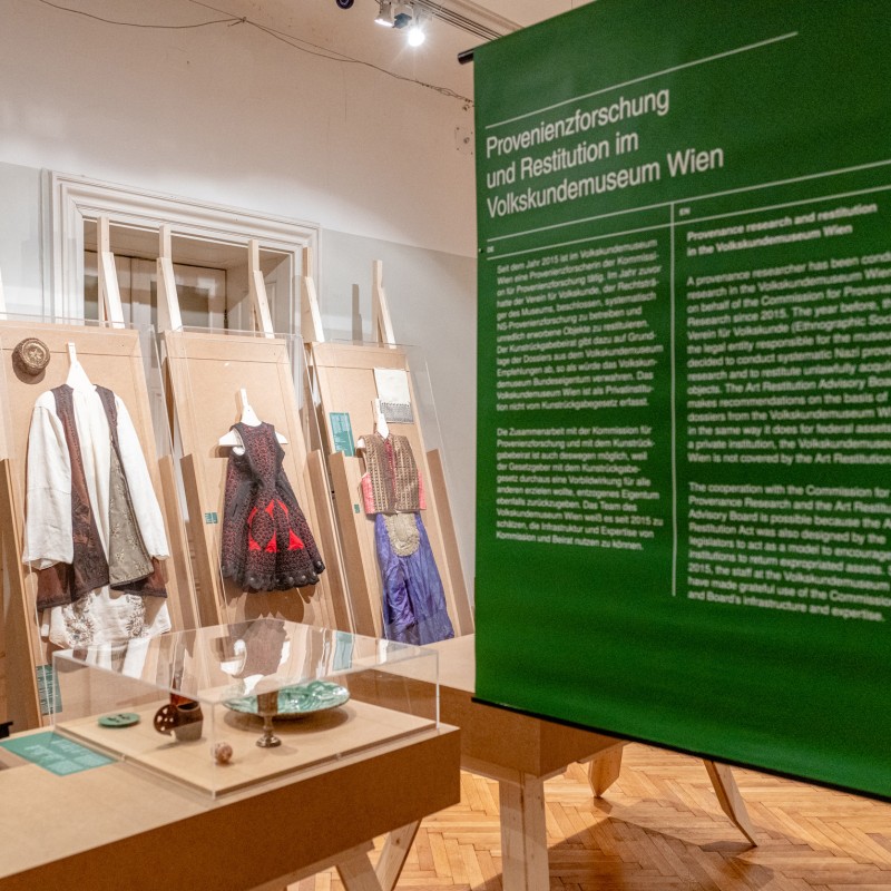 Ausstellung „Gesammelt um jeden Preis! Warum Objekte durch den Nationalsozialismus ins Museum kamen und wie wir damit umgehen“ im Volkskundemuseum Wien 2023, Foto: Kollektiv Fischka / Kramar © Volkskundemuseum Wien