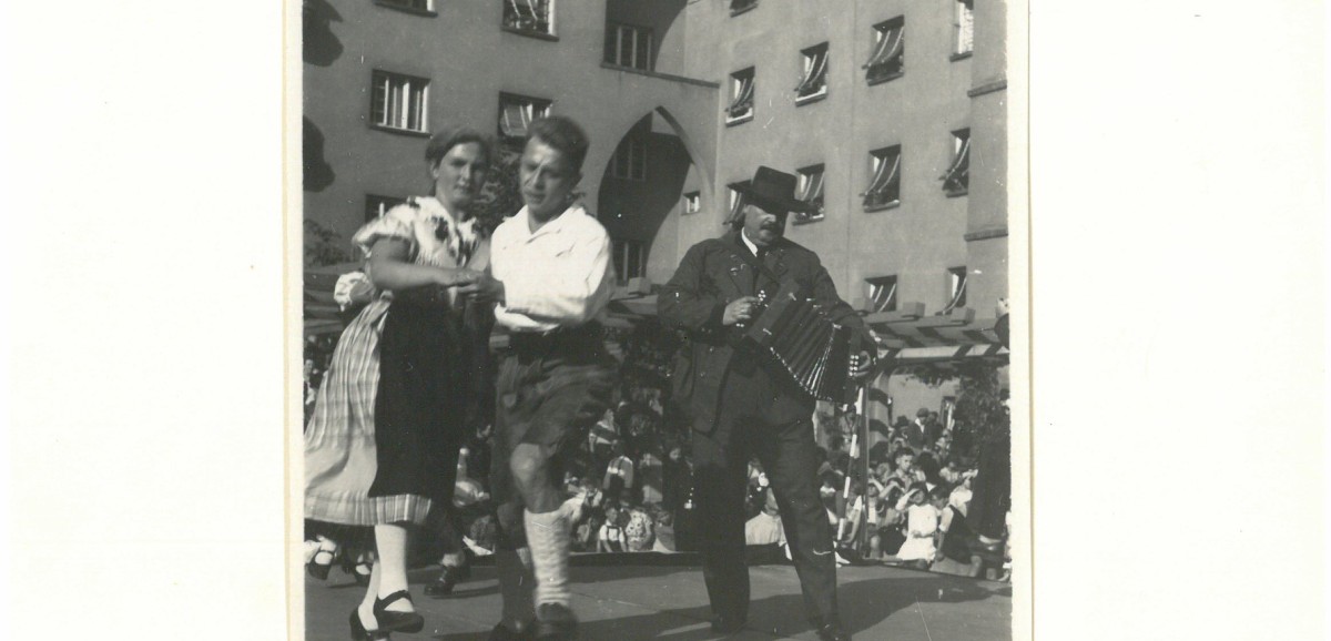 : Aufführungen des „Urania Volkstanzkreises“ vor dem Rabenhof, Wien, 1934 © Österreichische Nationalbibliothek, Volksliedwerk
