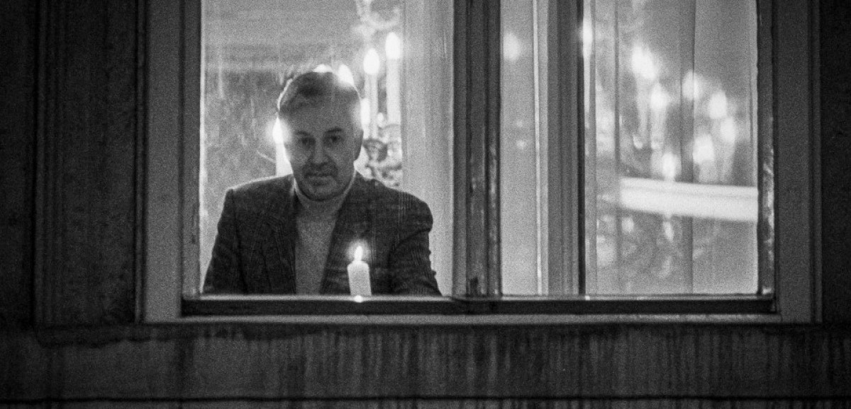 : Innenminister Franz Löschnak am Abend des Lichtermeeres in seinem Büro, 23.1.1993. Foto: Christian Fischer