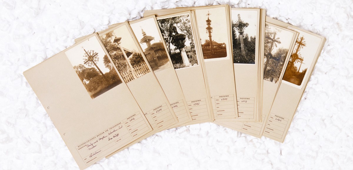 : Litauen: Litauische Kreuze und Dachsäulen, Photopositive, vor 1931 © Volkskundemuseum Wien 