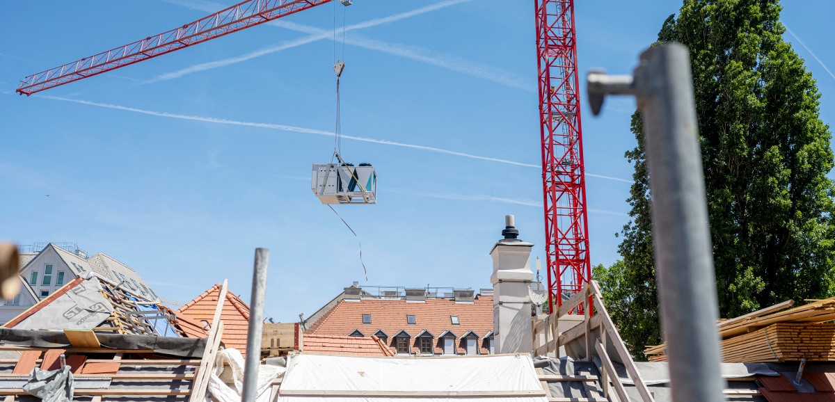 : Bürgerenergiegemeinschaft Museumstrom am Dach des sanierten Gebäudes. Foto: Kollektiv Fischka / Kramar