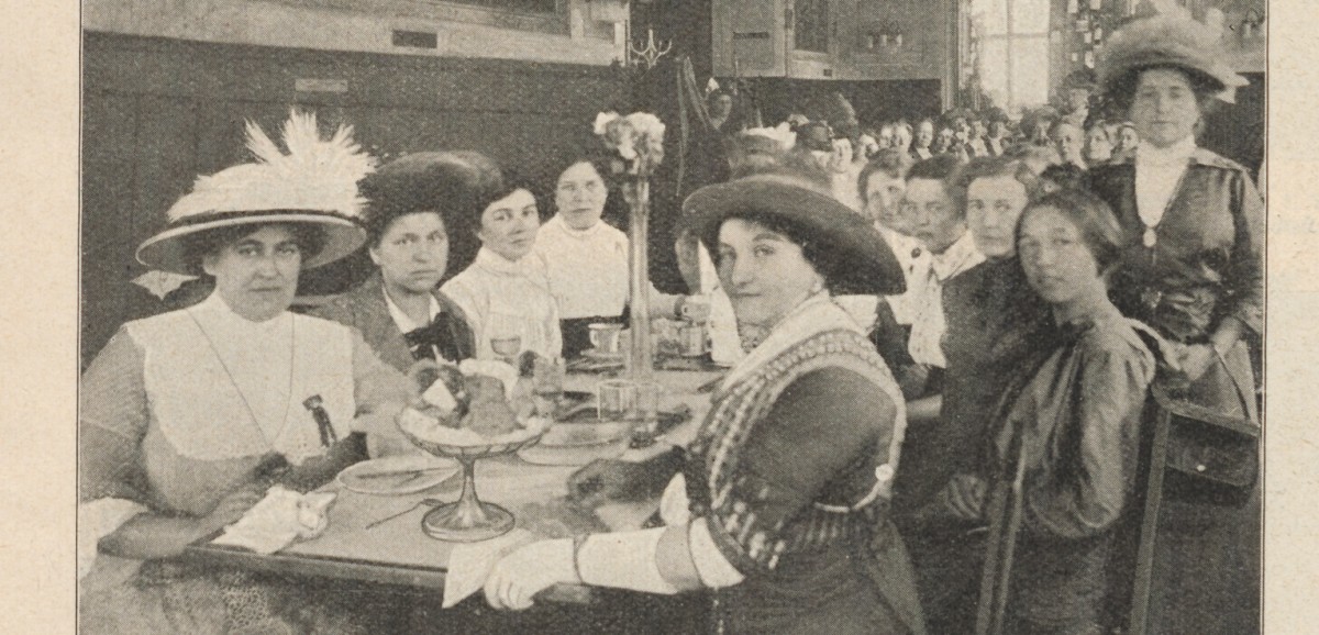 : „… beim Frühstück im Café Prückel“. Teilnehmerinnen der Internationalen Frauenstimmrechtskonferenz in Wien beim Frühstück im Café Prückel, Juni 1913. in: Österreichs Illustrierte Zeitung, 22. Juni 1913, 933.