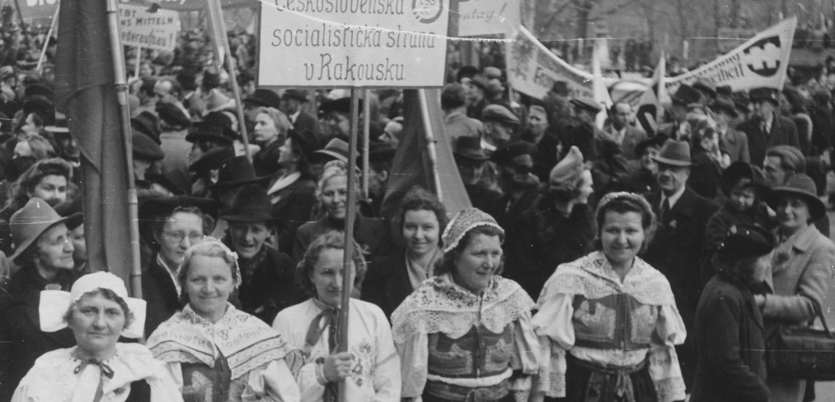 : Mitglieder der Tschechischen Sozialistischen Partei Österreichs in Tracht bei einer Maikundgebung, undatiert © FZHM 