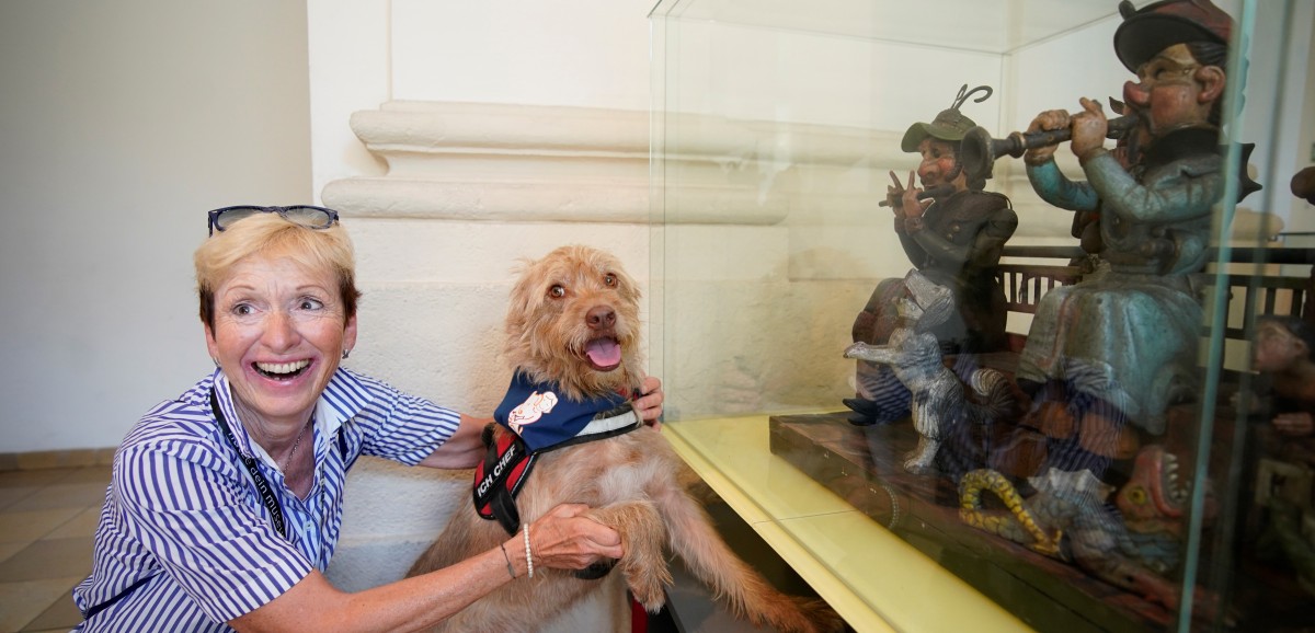 : Wau! Ein MuseumsHundgang. Elisabeth Hofbauer mit ihrem Hund Justin bei der Ofenbäuerin © Tageszeitung Heute/Helmut Graf