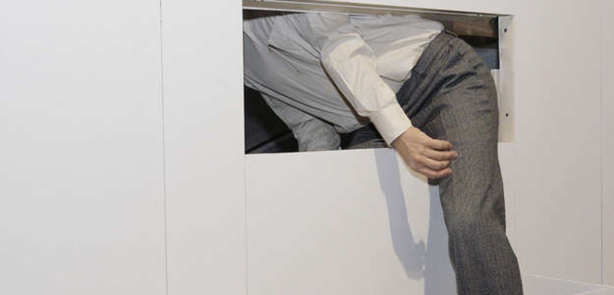 : Markus Schinwald und Oleg Soulimenko, Künstlerführung als Performance, Oktober 2006, anlässlich der Gruppenausstellung Protections im Kunsthaus Graz, 2006 / Foto: N. Lackner, Universalmuseum Joanneum