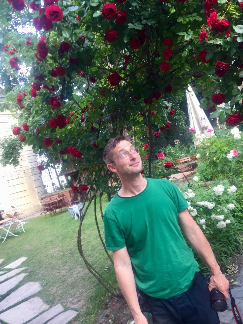 : eSeL unter den Rosen. Foto: Magdalena Puchberger