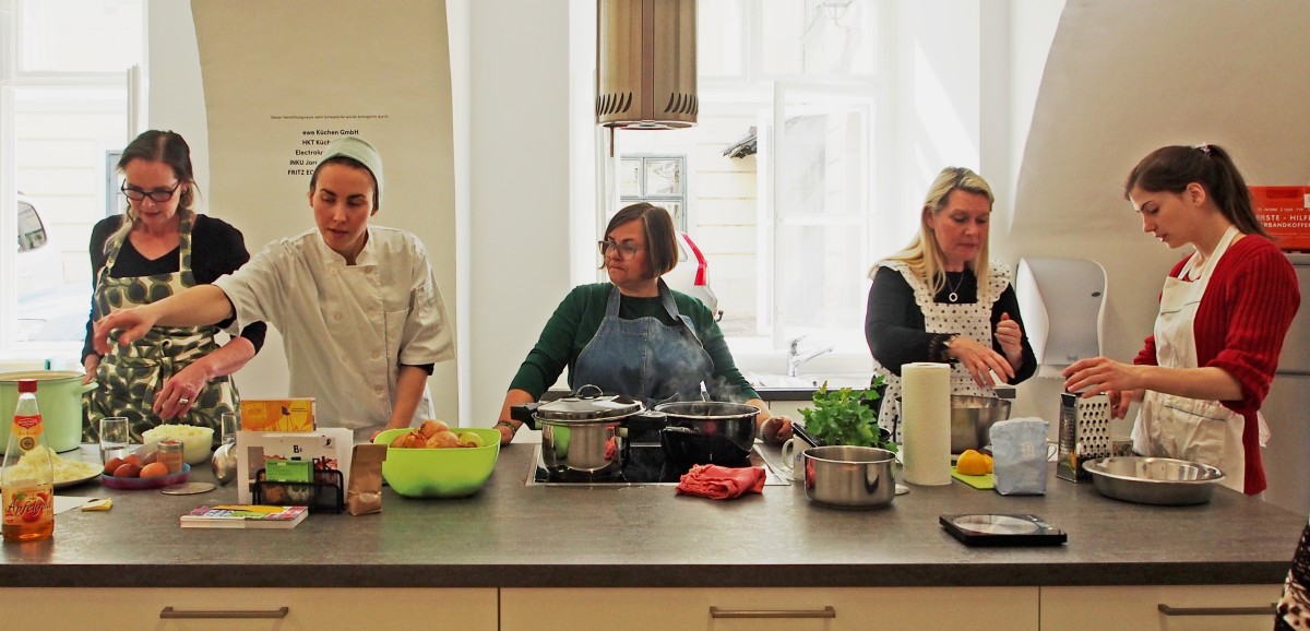 : Kochen in der Schauküche des Volkskundemuseum Wien, Foto: Sofia Gassner © Volkskundemuseum Wien