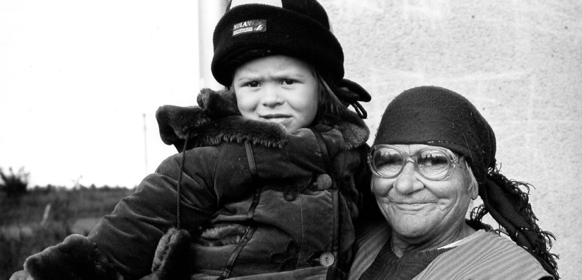 : Schwarzmeerdeutsche, die Matriarchin der Familie Wargentin-Savtchenko mit ihrer Urenkelin im Aussiedlerdorf Kudrjawka, Ukraine © Kurt Kaindl
