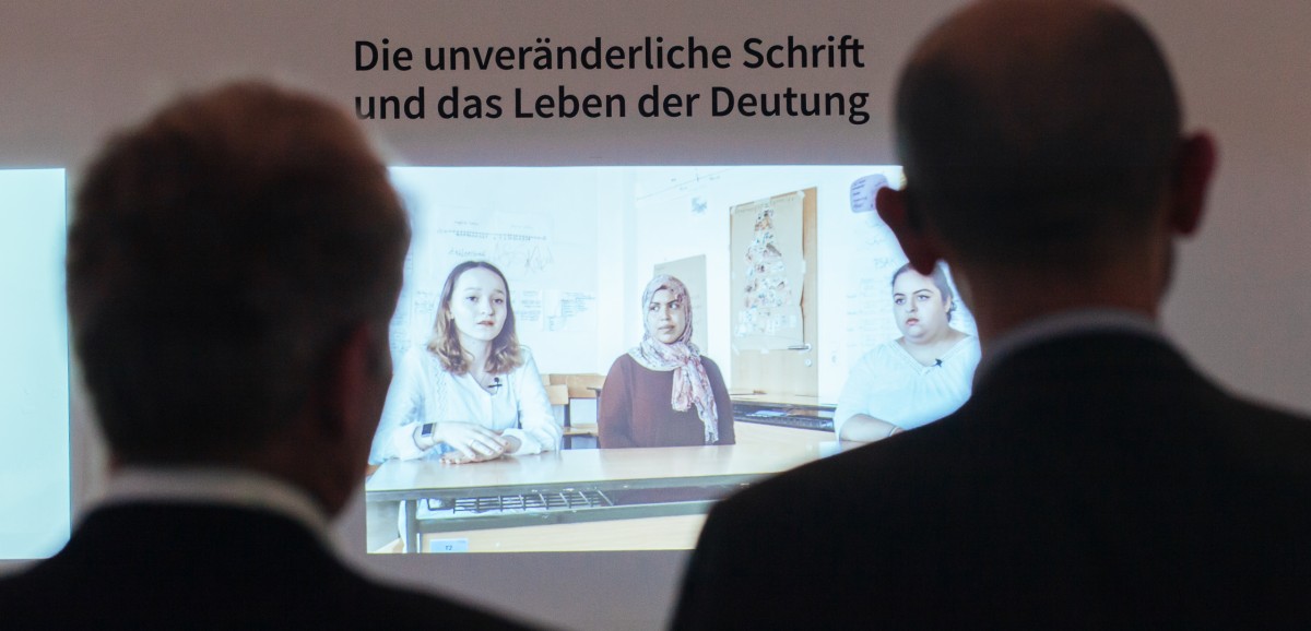 : Ausstellung „Schulgespräche. Junge Muslim*innen in Wien“. Foto: kollektiv fischka / Steffi Freynschlag © Volkskundemuseum Wien
