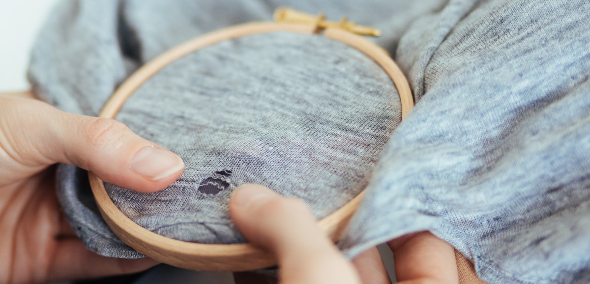 : Werkstatt: Visible Mending mit RESI Slowfashion. re:pair FESTIVAL. Foto: Kollektiv Fischka / Stefanie Freynschlag