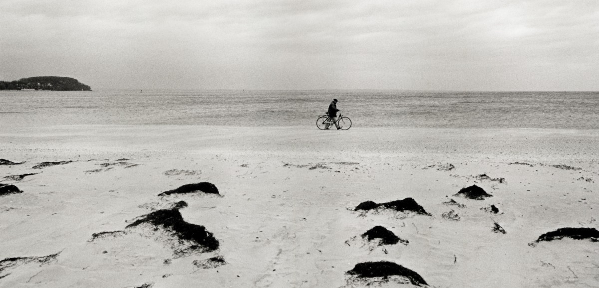 : Der Radfahrer in den Sanddünen der Ostsee befindet sich genau an der Stelle, an der früher der Eiserne Vorhang im Meer seinen Anfang nahm © Kurt Kaindl