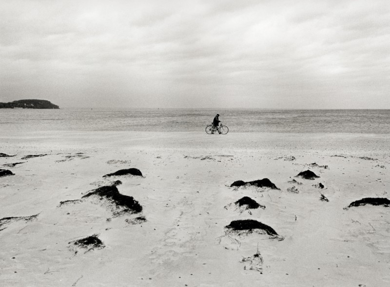 : Der Radfahrer in den Sanddünen der Ostsee befindet sich genau an der Stelle, an der früher der Eiserne Vorhang im Meer seinen Anfang nahm © Kurt Kaindl