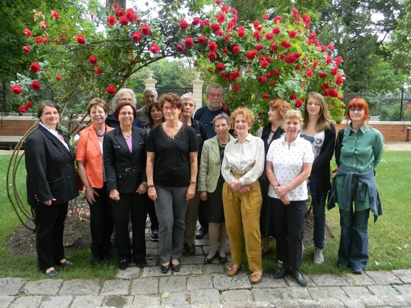 : Unter dem Rosenbogen: „Unternehmen Schneeball²“ – Lehrgang zur Freiwilligenschulung. Kooperationsprojekt zwischen dem Volkskundemuseum Wien und dem Bezirksmuseum Josefstadt. © Volkskundemuseum Wien