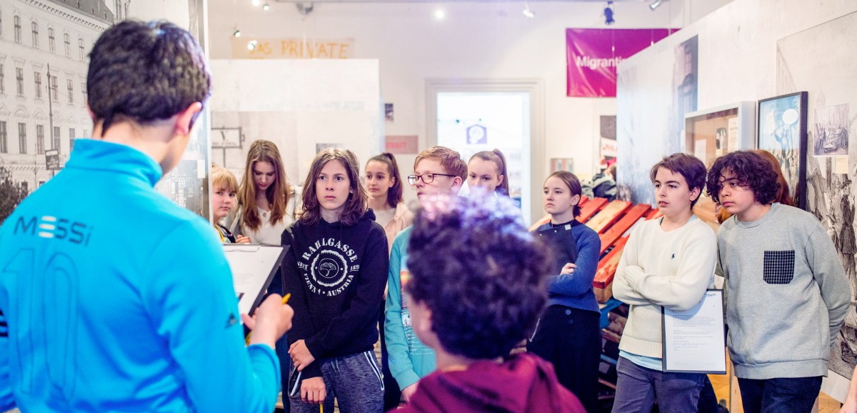 : Kulturvermittlung in der Ausstellung „Sie meinen es politisch!“ 100 Jahre Frauenwahlrecht in Österreich. Foto: kollektiv fischka/kramar © Volkskundemuseum Wien