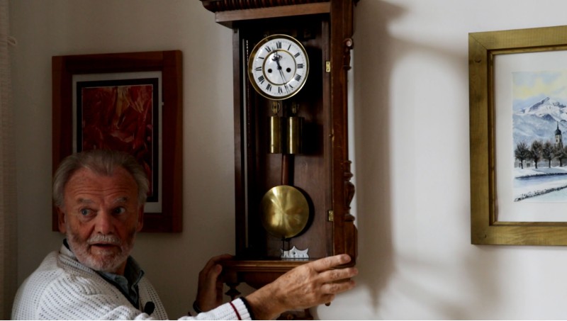 : Horst Kaller und die Pendeluhr seiner Großeltern, 2015, (c) Georg Traska