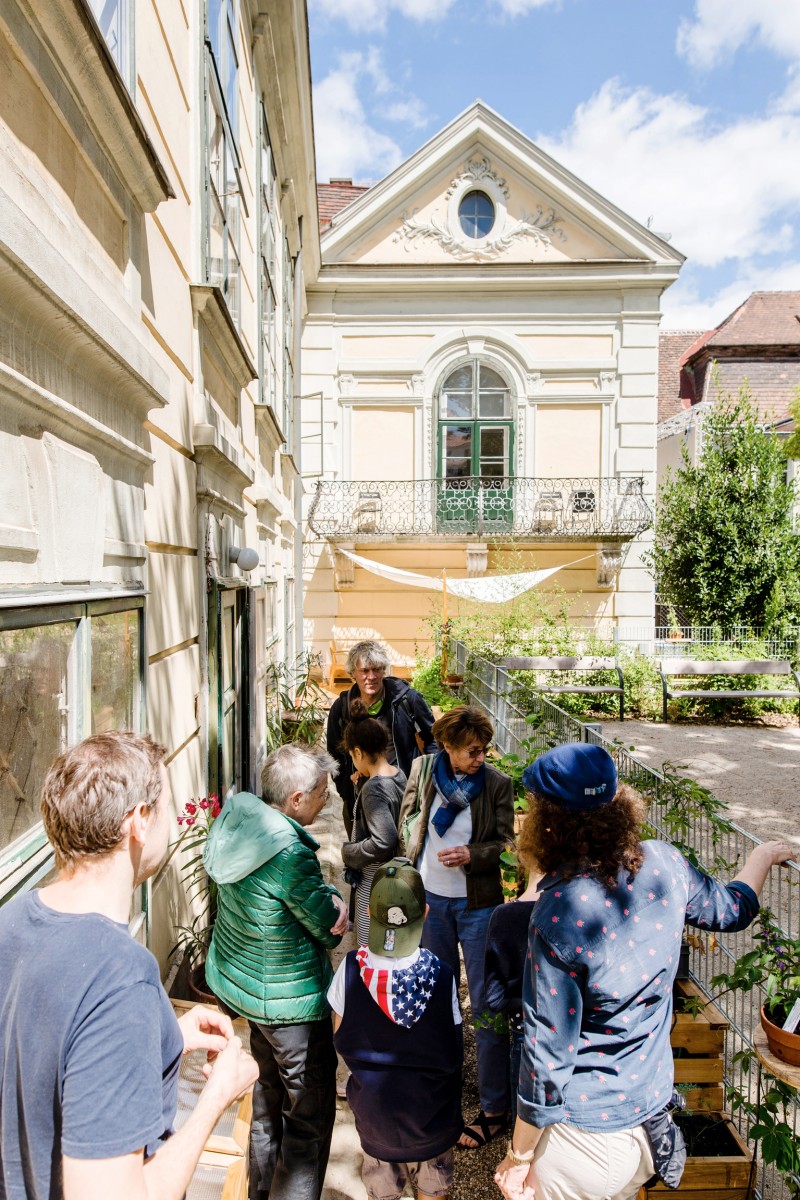 : Kulturvermittlung im Kräutergarten. Foto: kollektiv fischka/kramar © Volkskundemuseum Wien