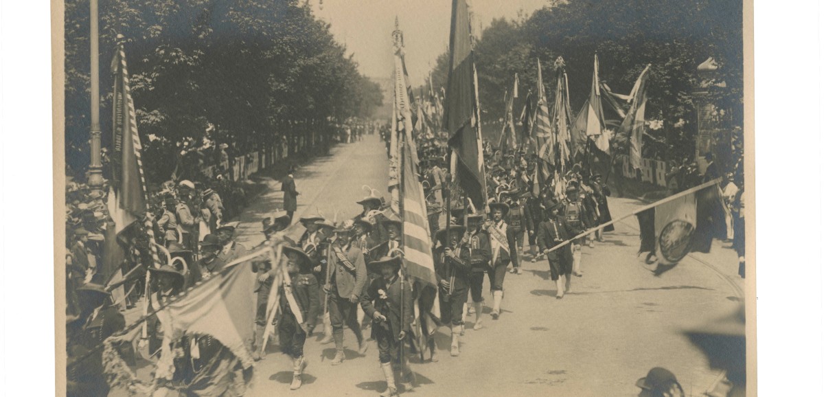 : Kaiser-Huldigungs Festzug Wien 1908: Nationalitäten Gruppe: Tirol, Schützen mit ihren historischen Fahnen | Josef Löwy | Wien | 1908