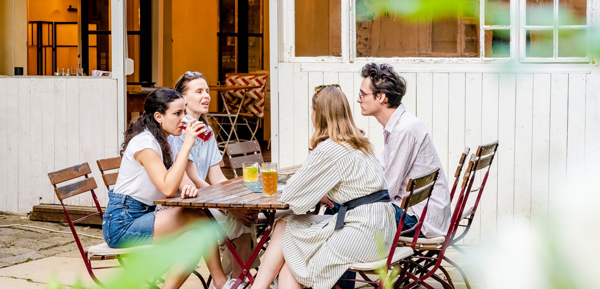 : Im Garten des Hildebrandt Café. Foto: Kollektiv Fischka / Kramar © Volkskundemuseum Wien