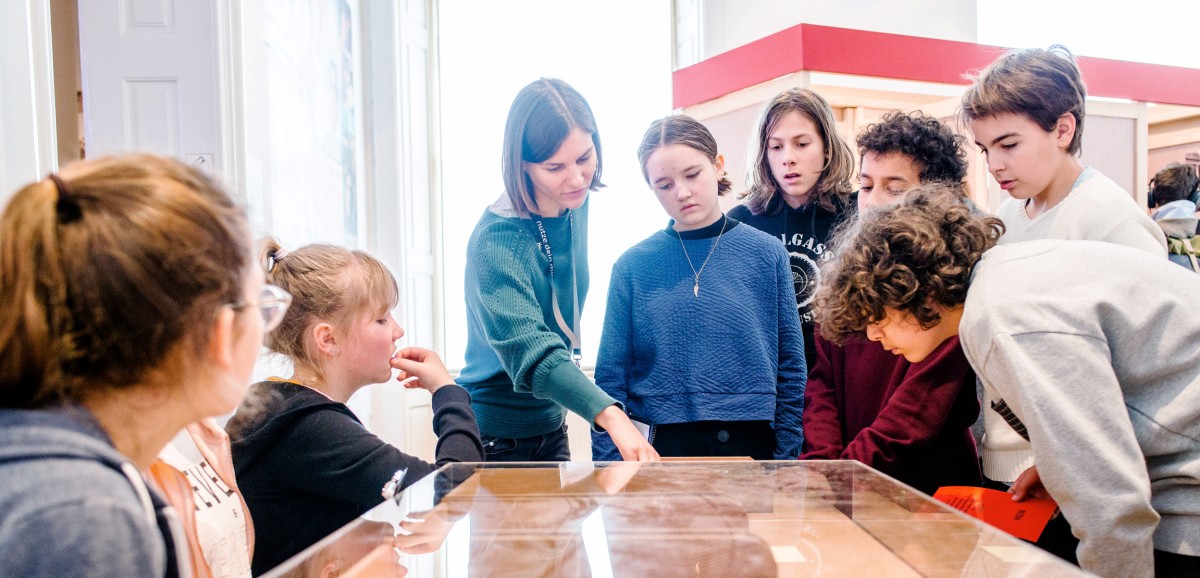 : Kulturvermittlung in der Ausstellung „Sie meinen es politisch!“ 100 Jahre Frauenwahlrecht in Österreich. Foto: kollektiv fischka/kramar © Volkskundemuseum Wien