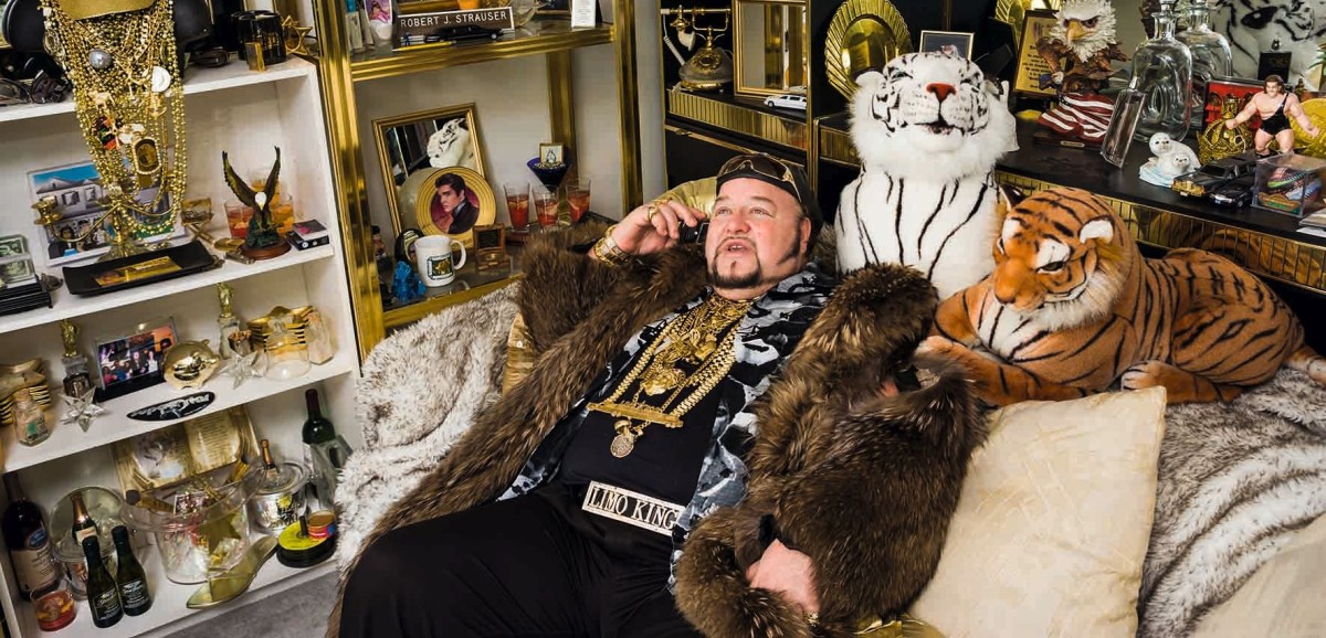 : Ausstellung arm & reich im Dom Museum Wien © Lauren Greenfield, Limo Bob, 49, the self-proclaimed “Limo King,” in his Chicago office, 2008. Aus der Serie Generation Wealth, 1982-2017.