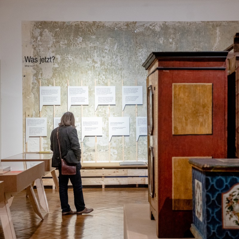 Ausstellung „Gesammelt um jeden Preis! Warum Objekte durch den Nationalsozialismus ins Museum kamen und wie wir damit umgehen“ im Volkskundemuseum Wien 2023, Foto: Kollektiv Fischka / Kramar © Volkskundemuseum Wien