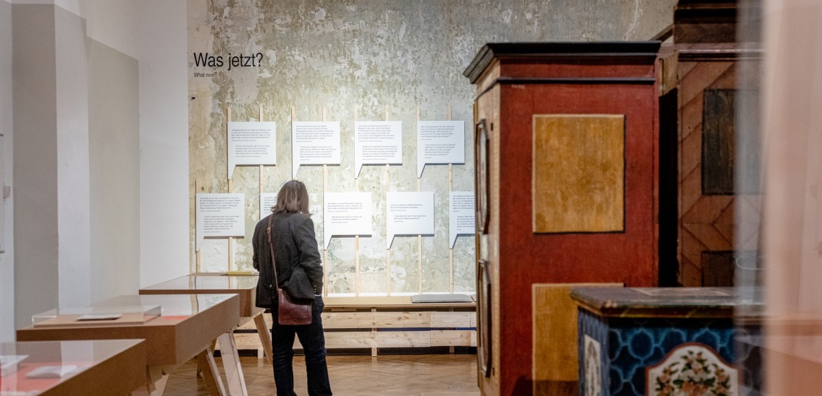 : Ausstellung „Gesammelt um jeden Preis! Warum Objekte durch den Nationalsozialismus ins Museum kamen und wie wir damit umgehen“ im Volkskundemuseum Wien 2023, Foto: Kollektiv Fischka / Kramar © Volkskundemuseum Wien
