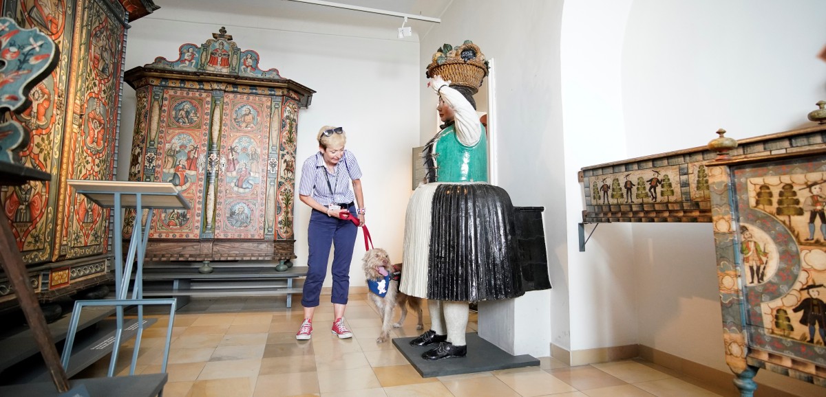 : Wau! Ein MuseumsHundgang. Elisabeth Hofbauer mit ihrem Hund Justin bei der Ofenbäuerin © Tageszeitung Heute/Helmut Graf