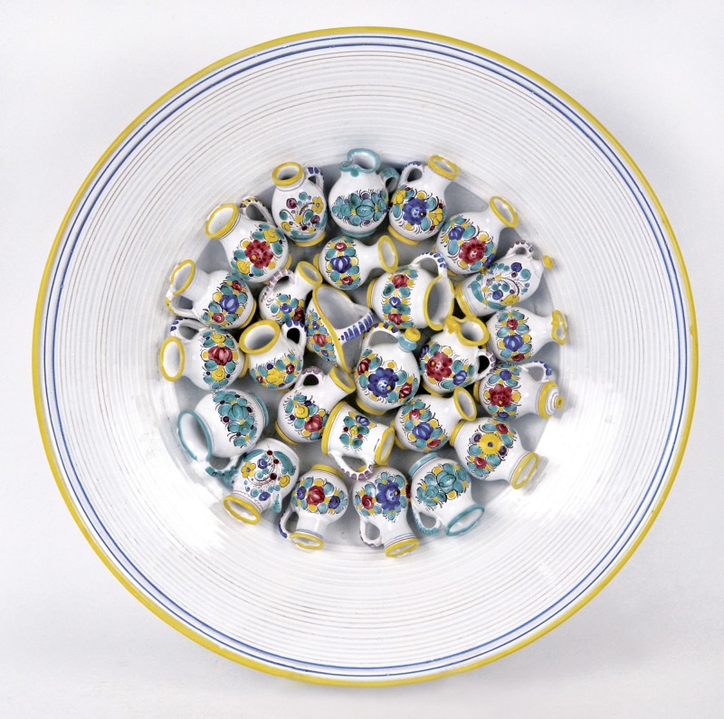 : Miroslav Malinovský | Teller mit 36 Miniaturgefäßen in der Mitte | Foto: Miroslav Slámka © Österreichisches Museum für Volkskunde, Wien