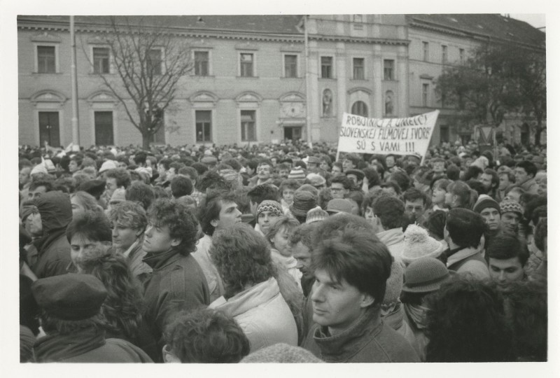 pos/68370/019: Menschenmenge auf dem Námestie SNP. Banner: “ROBOTNICI A UMELCI SLOVENSKEJ FILMOVEJ TVORBY SÚ S VAMI !!!” [ARBEITER UND KÜNSTLER DER SLOWAKISCHEN FILMPRODUKTION SIND MIT EUCH !!!] Foto: Helena Bakaljarova 