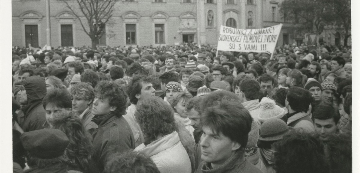 : pos/68370/019: Menschenmenge auf dem Námestie SNP. Banner: “ROBOTNICI A UMELCI SLOVENSKEJ FILMOVEJ TVORBY SÚ S VAMI !!!” [ARBEITER UND KÜNSTLER DER SLOWAKISCHEN FILMPRODUKTION SIND MIT EUCH !!!] Foto: Helena Bakaljarova 