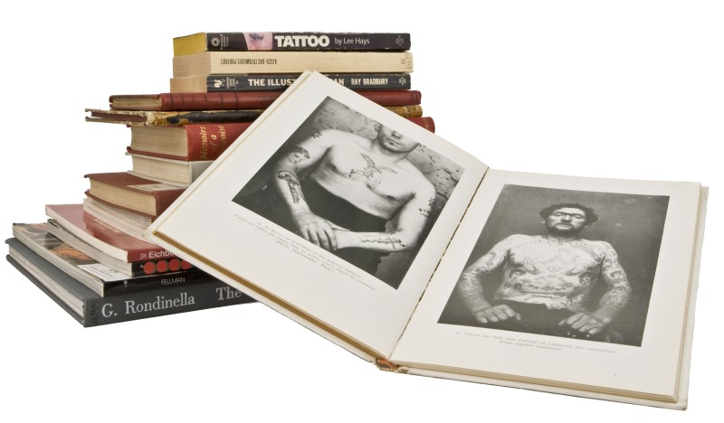 : Bücher zu Tätowierung in der Bibliothek © Volkskundemuseum Wien
