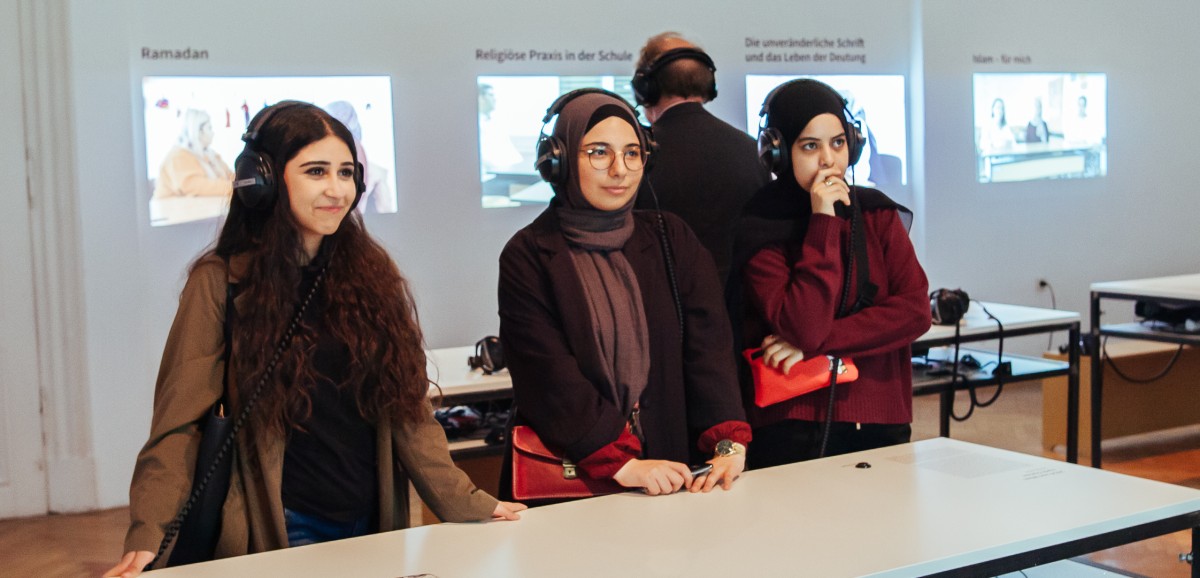 : Ausstellung „Schulgespräche. Junge Muslim*innen in Wien“. Foto: kollektiv fischka / Steffi Freynschlag © Volkskundemuseum Wien