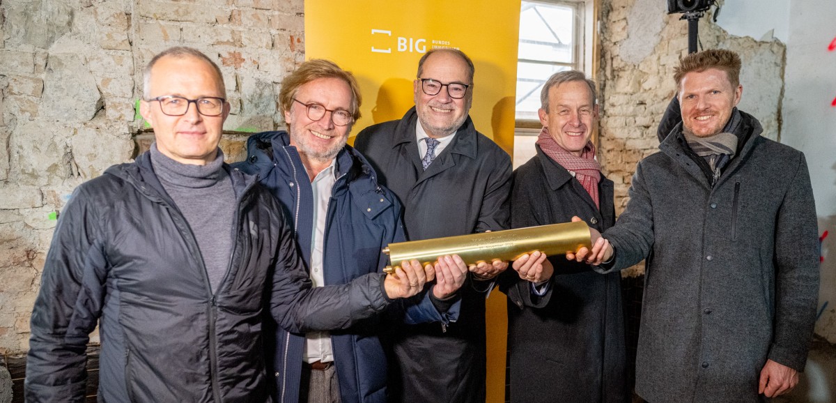 : v.l.n.r.: Matthias Beitl, (Direktor VKM), Martin Fabisch (Josefstadt-Bezirksvorsteher, Grüne), Oliver Schreiber (BMWKMS), Gerald Beck (Geschäftsführer BIG) und Christian Wigand (stv. Leiter der EU-Kommissionsvertretung Österreich). Foto: Kollektiv Fischka / Kramar