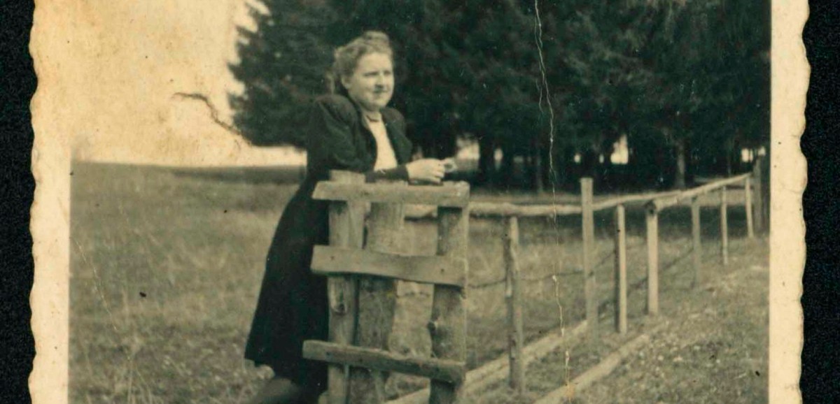 : Vorder- und Rückseite einer auf den 19.04.1945 datierten Fotografie einer unbekannten Frau an einem unbekannten Ort. Das Bild stammt aus einem größeren Konvolut an Bildern einer österreichischen Familie. (Archiv Tietjen)