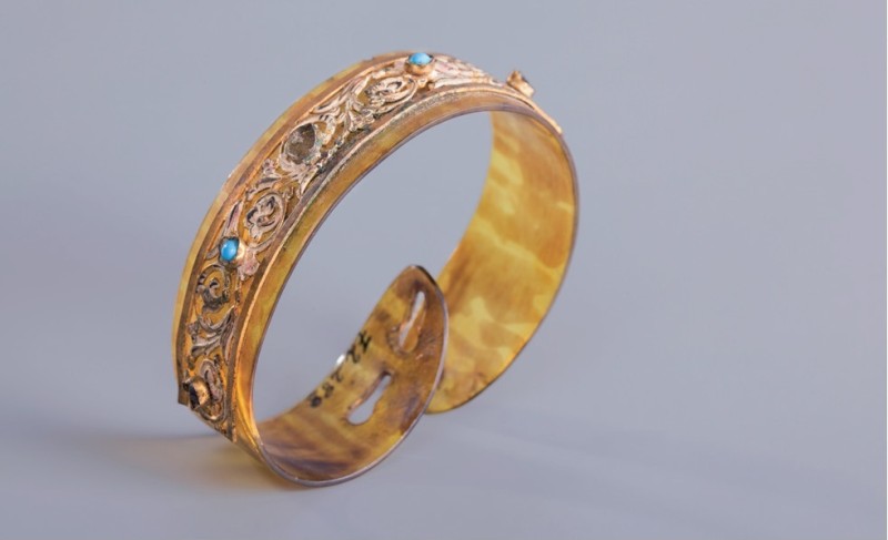 : ÖMV//72.288. Armreif aus dem Walviertel, 1870/1880, Celluloid, Gold, Schmucksteine.
© Volkskundemuseum Wien