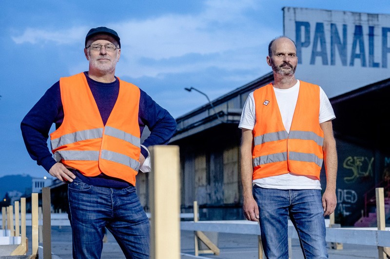 : Michael Zinganel und Michael Hieslmair am Nordwestbahnhof vor der Installation Excavations of the darkest Past im Rahmen der Vienna Design Week 2021. Foto: Kollektiv Fischka / Kramar