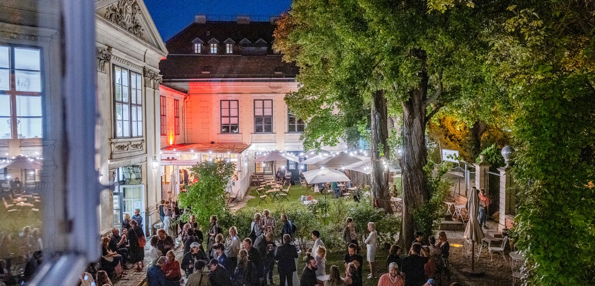 : Blick in den Museumsgarten. Foto: Kollektiv Fischka / Kramar © Volkskundemuseum Wien