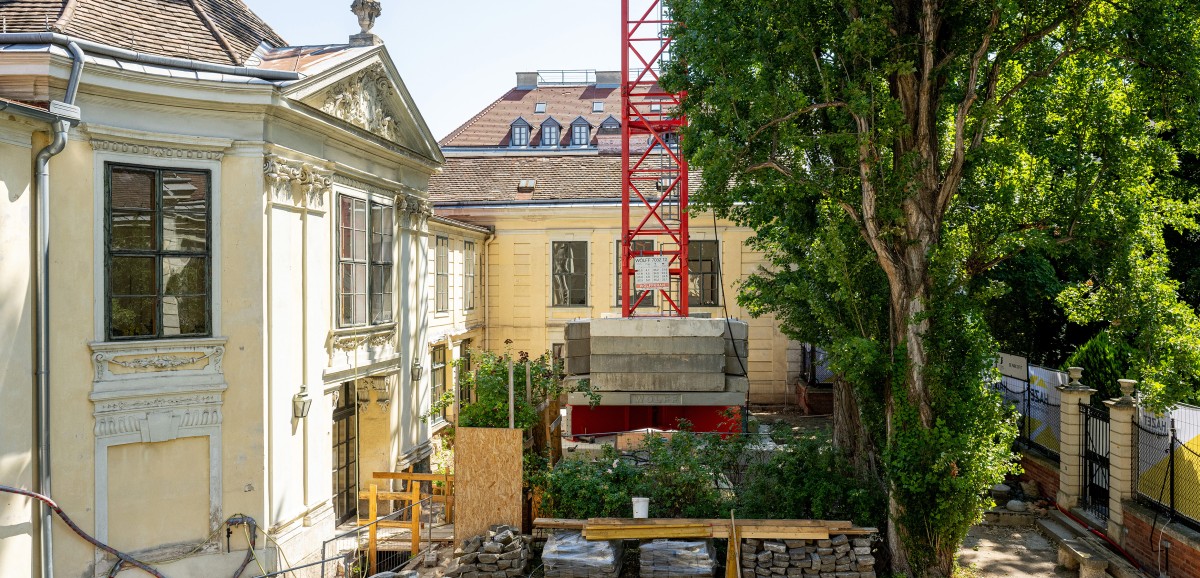 : Kran im Garten... Das Museumsgebäude bleibt während der Sanierung geschlossen. Seien sie gespannt, in was für einer Form wir 2026 zurückkommen!