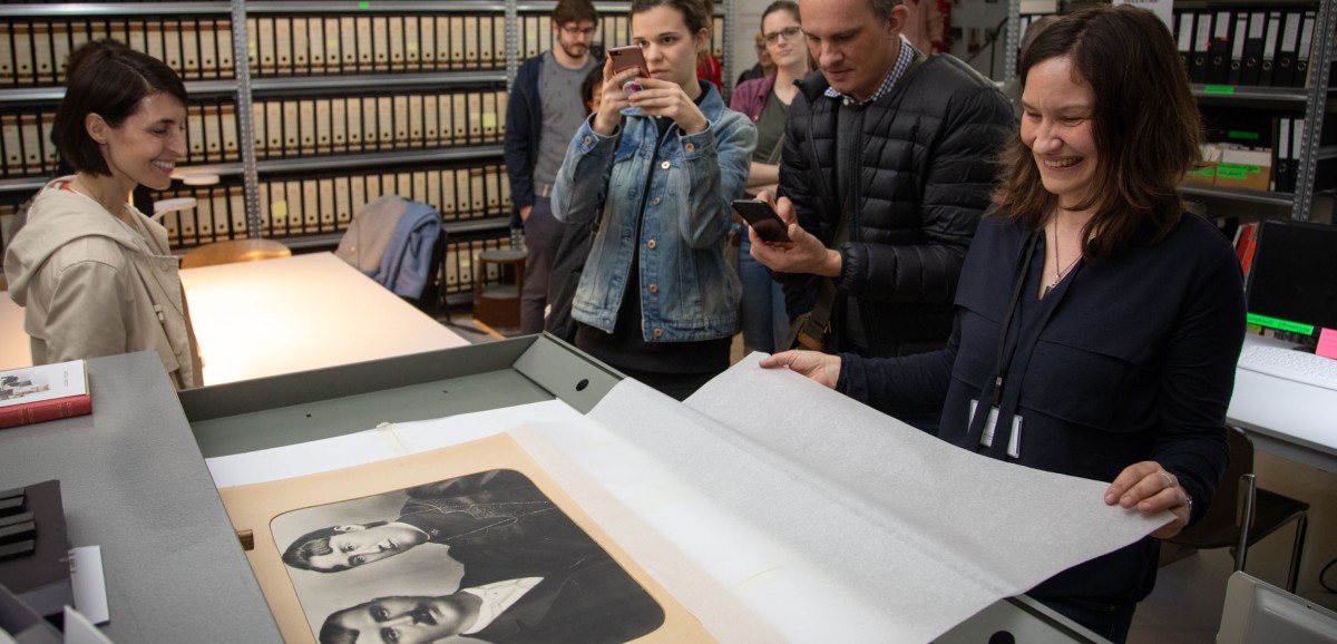 : Backstageführung durch die Fotosamlung. Foto: eSeL.at © Volkskundemuseum.at