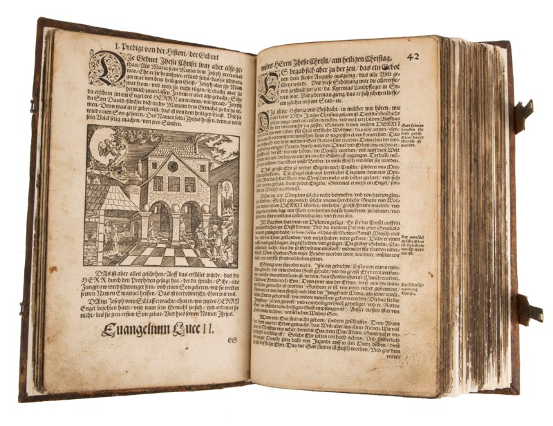 : Mit Hauspostille bezeichnete man ursprünglich eine Sammlung von Predigten oder ein Predigtbuch, das zur häuslichen Erbauung und unter Umständen auch zum Vorlesen in der Kirche bestimmt war. Sie war auch als Hilfe für die Pfarrer zur Vorbereitung eigener Predigten gedacht.

Papier, Leder, gebunden, gedruckt
Kuhländchen, Mähren, Tschechische Republik, Ende 16./Anfang 17. Jahrhundert. Foto: Christa Knott © Volkskundemuseum Wien

