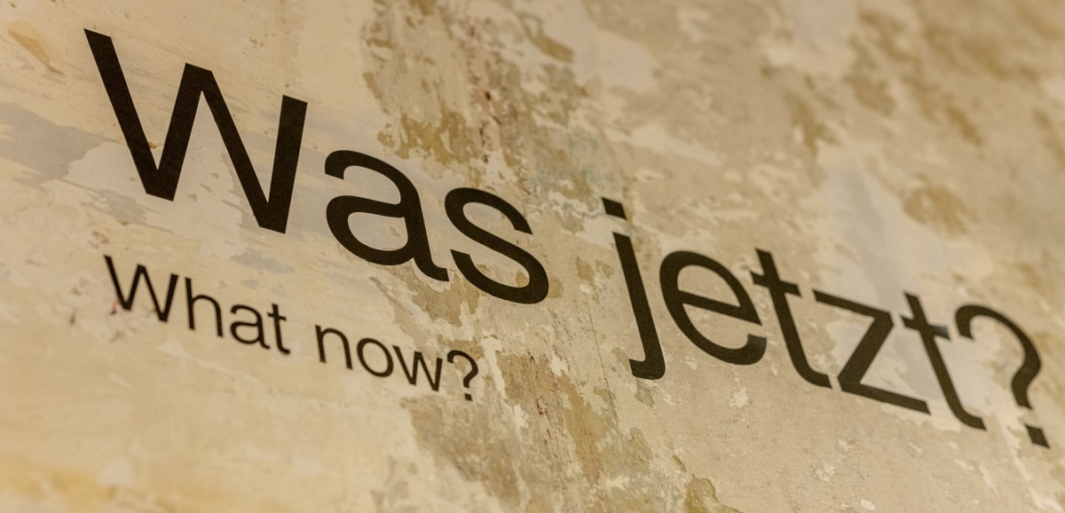 : Schriftzug in der Ausstellung „Gesammelt um jeden Preis! Warum Objekte durch den Nationalsozialismus ins Museum kamen und wie wir damit umgehen“ (2023)| Grafik: Theresa Hattinger, Foto:  Kollektiv Fischka / Kramer © Volkskundemuseum Wien