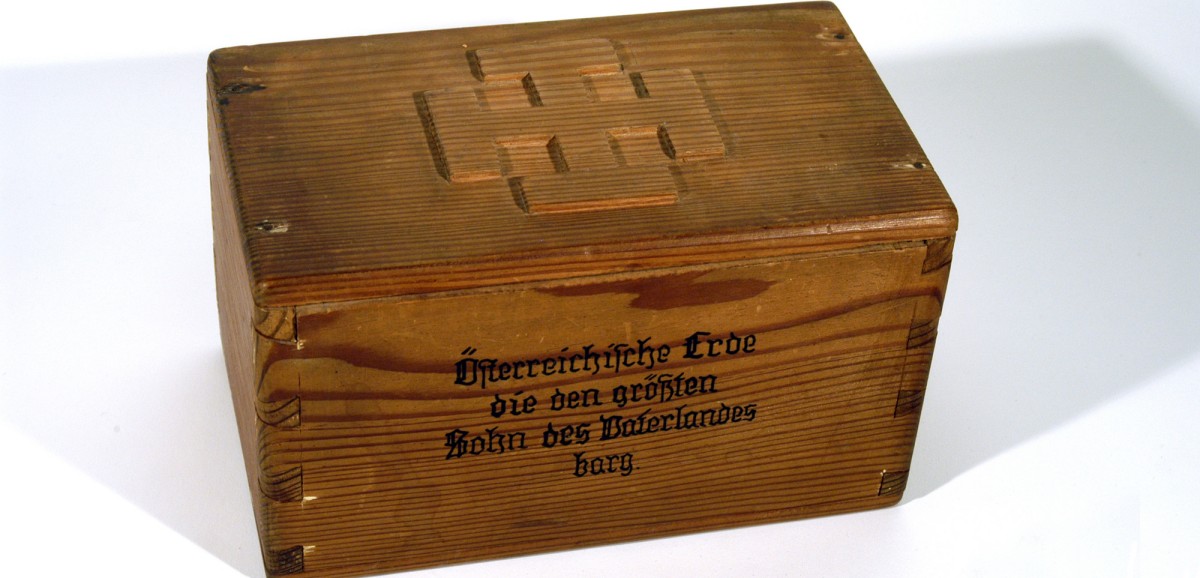 : Kassette mit Erde aus dem Grab von Engelbert Dollfuß
Holz, Erde, Produzent unbekannt
Österreich, 1935
© Dr. Engelbert Dollfuß-Museum, Texing / Foto: ÖMV
