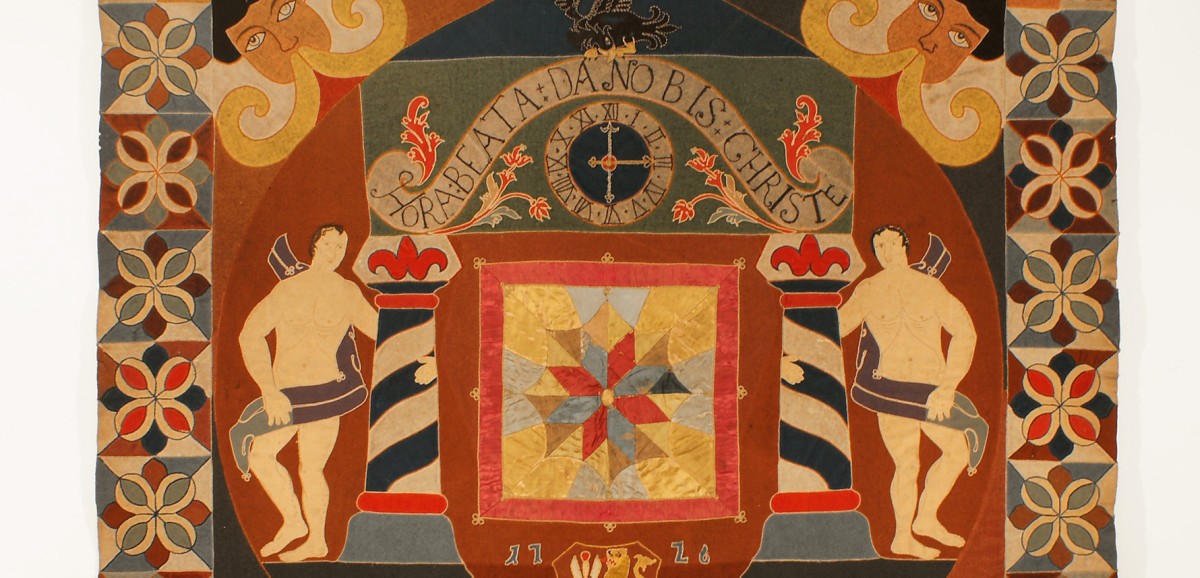 : Tuchintarsienarbeit „Wappentuch der Schneiderinnung“ | Schlesien (?), 1726 | 137 x 132 cm | feines gewalktes Wolltuch, Seidenstoffe, schwarzes Leinengewebe, Wollkordel, Seidenband geflochten, Seidenfäden | Volkskundemuseum